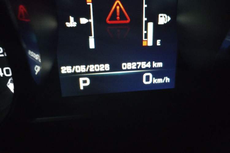 Used Land Rover Discovery Sport 2015 2.0T HSE LUXURY Odometer Close Up