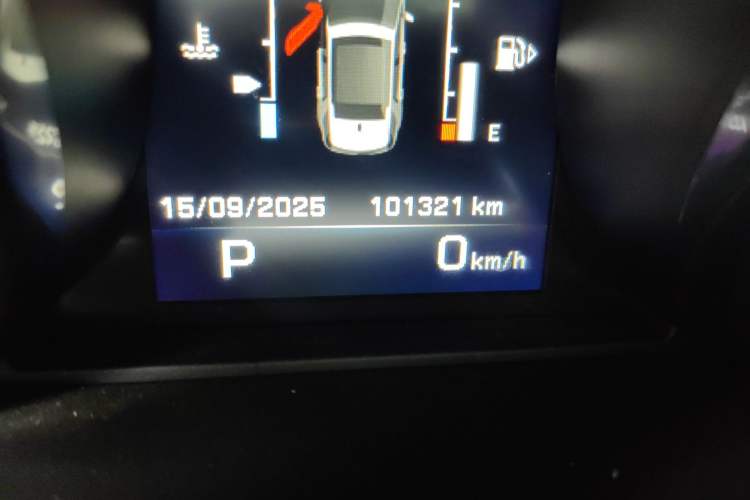 Used Land Rover Discovery Sport 2015 2.0T SE Odometer Close Up