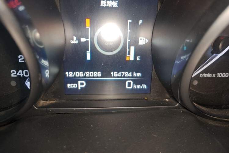 Used Land Rover Discovery Sport 2015 2.0T SE Odometer Close Up