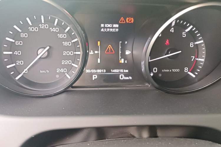Used Land Rover Discovery Sport 2015 2.0T SE Odometer Close Up