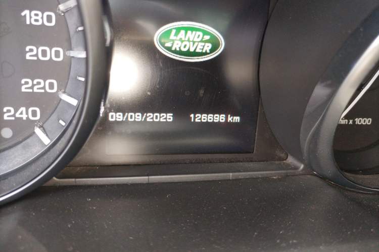 Used Land Rover Discovery Sport 2015 2.0T HSE LUXURY Odometer Close Up
