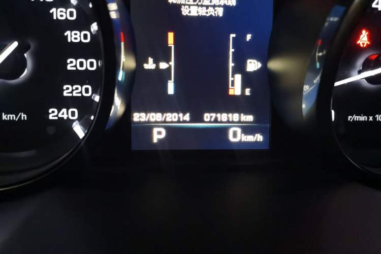 Used Land Rover Discovery Sport 2015 2.0T SE Odometer Close Up
