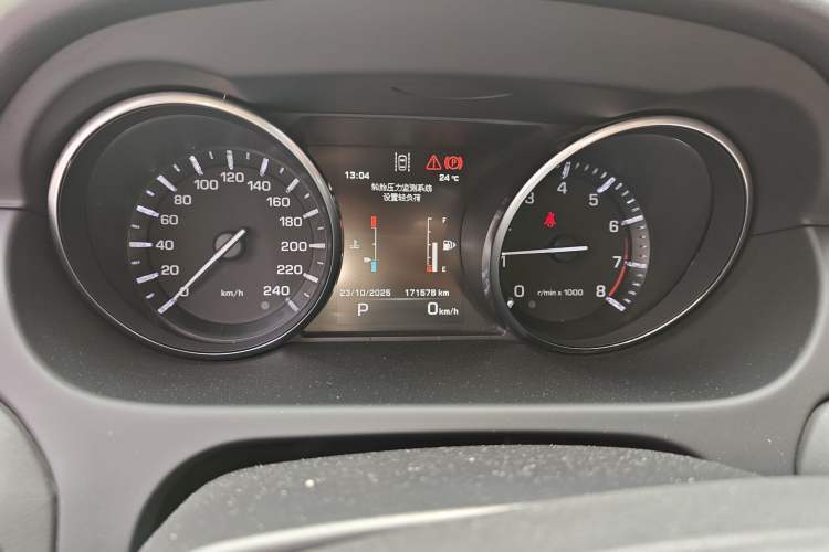 Used Land Rover Discovery Sport 2015 2.0T HSE LUXURY Odometer Close Up