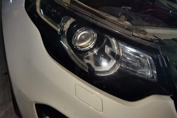 Used Land Rover Discovery Sport 2015 2.0T SE Right Front Headlight