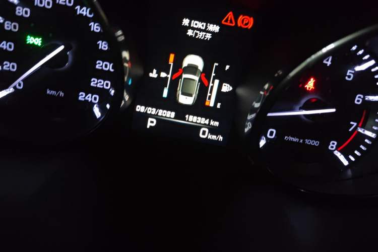Used Land Rover Discovery Sport 2015 2.0T HSE LUXURY Odometer Close Up