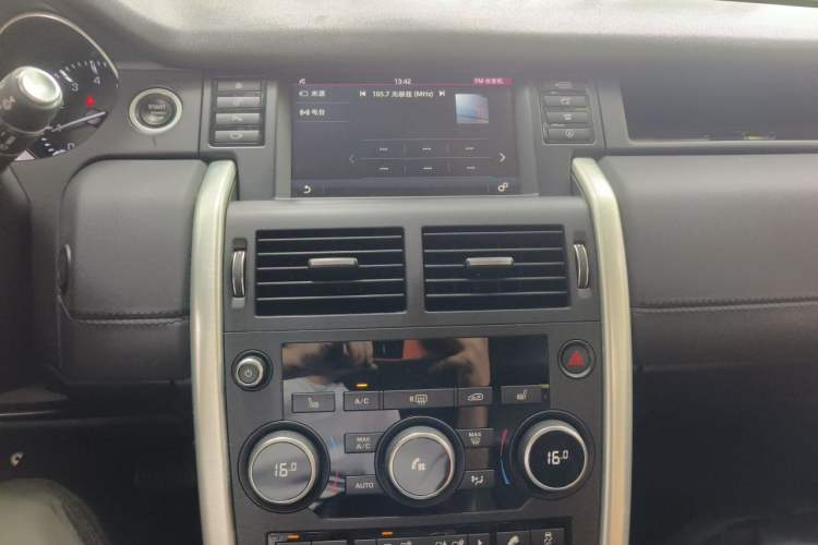 Used Land Rover Discovery Sport 2016 2.0T HSE Audio And AC Panel