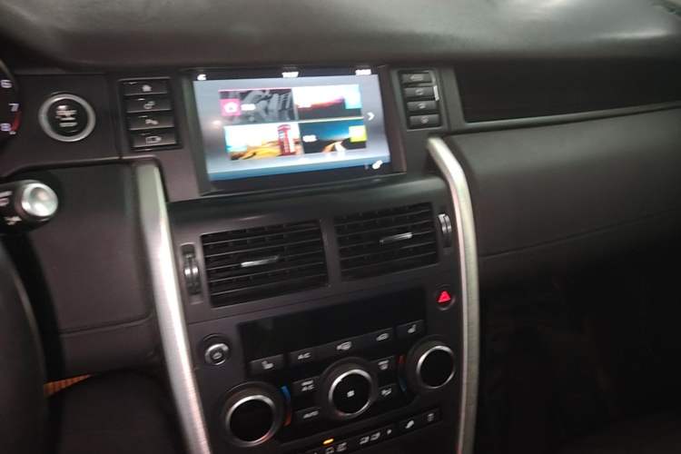 Used Land Rover Discovery Sport 2016 2.0T HSE Audio And AC Panel