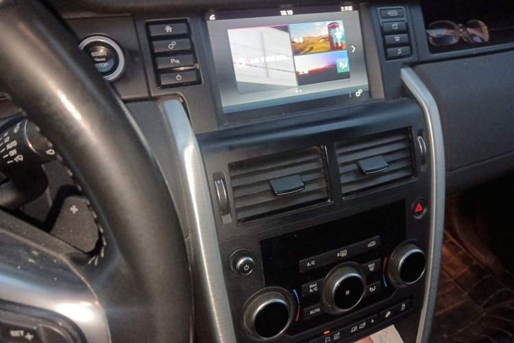 Used Land Rover Discovery Sport 2016 2.0T SE Audio And AC Panel