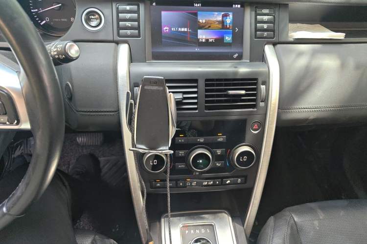 Used Land Rover Discovery Sport 2016 2.0T SE Audio And AC Panel
