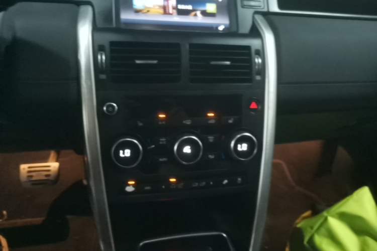 Used Land Rover Discovery Sport 2016 2.0T HSE Audio And AC Panel