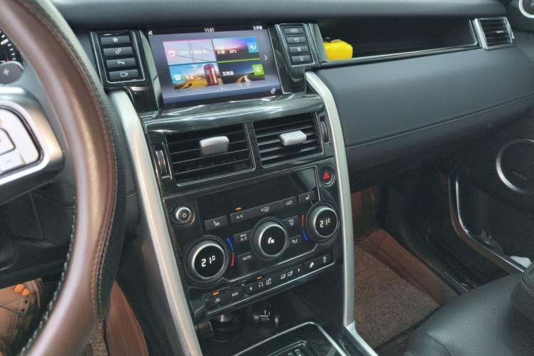 Used Land Rover Discovery Sport 2016 2.0T HSE Audio And AC Panel