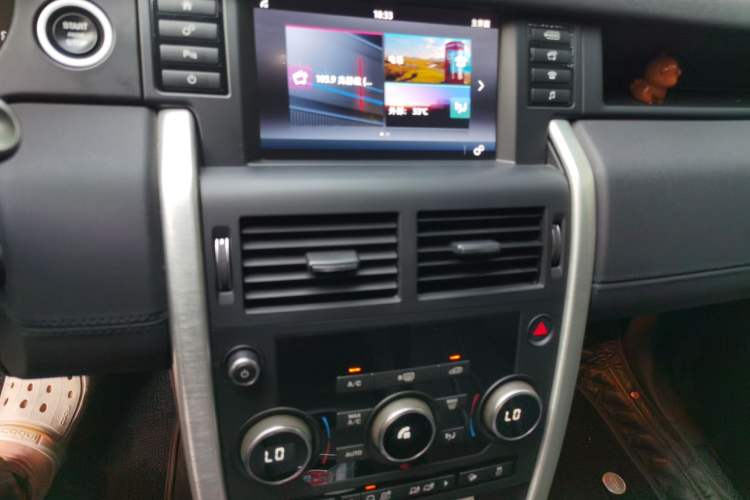 Used Land Rover Discovery Sport 2016 2.0T SE Audio And AC Panel