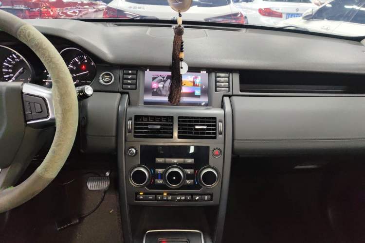 Used Land Rover Discovery Sport 2016 2.0T S Audio And AC Panel