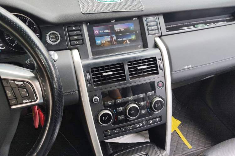 Used Land Rover Discovery Sport 2016 2.0T HSE Audio And AC Panel