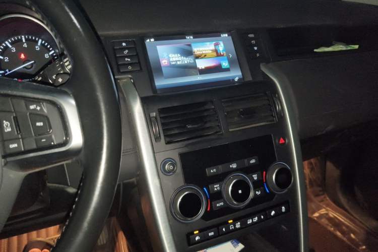Used Land Rover Discovery Sport 2016 2.0T SE Audio And AC Panel