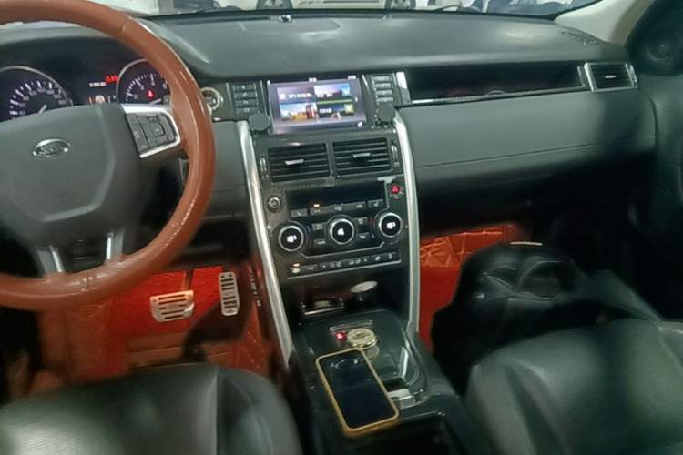 Used Land Rover Discovery Sport 2016 2.0T HSE Audio And AC Panel