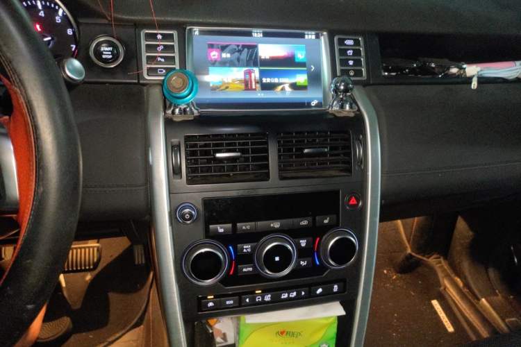 Used Land Rover Discovery Sport 2016 2.0T HSE Audio And AC Panel