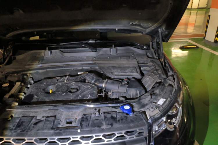 Used Land Rover Discovery Sport 2016 2.0T SE Engine Bay Left
