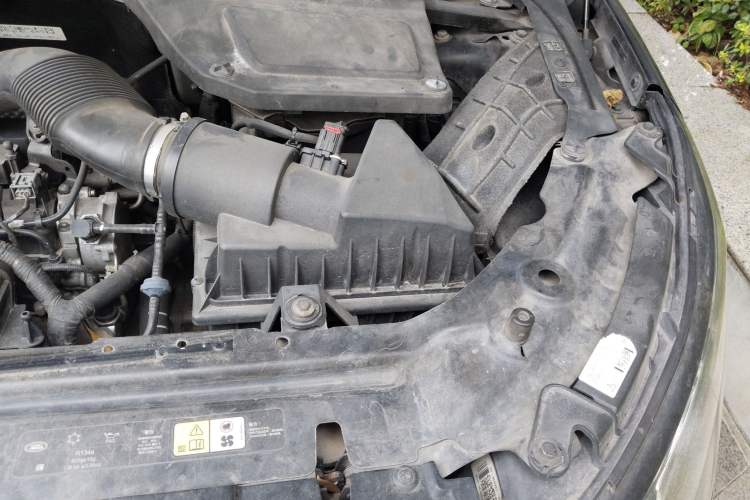 Used Land Rover Discovery Sport 2016 2.0T HSE Engine Bay Left