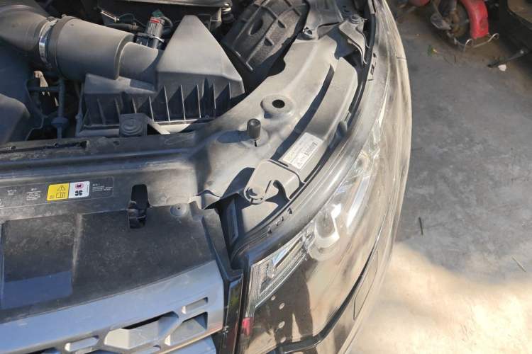 Used Land Rover Discovery Sport 2016 2.0T SE Engine Bay Left