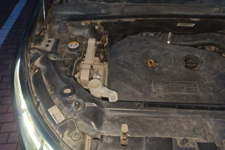 Used Land Rover Discovery Sport 2016 2.0T SE Engine Bay Right