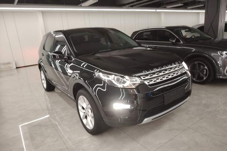 Used Land Rover Discovery Sport 2016 2.0T HSE Front Right 45 Deg