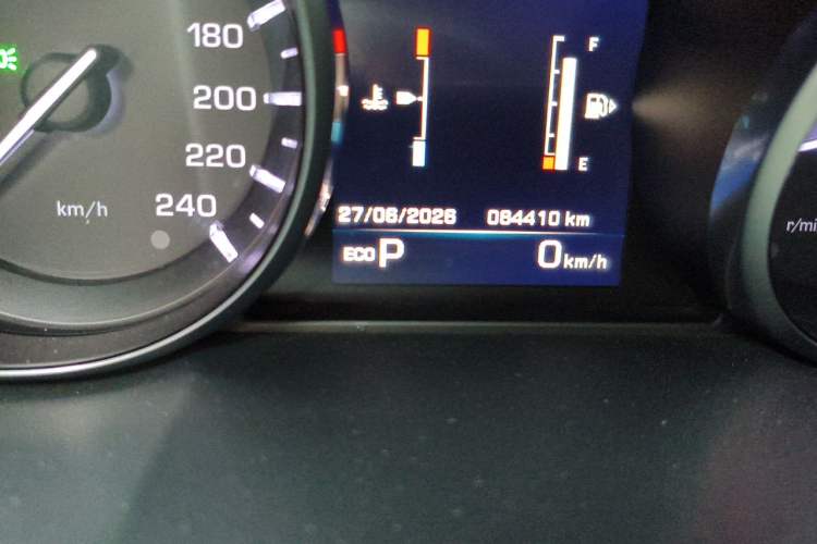 Used Land Rover Discovery Sport 2016 2.0T SE Odometer Close Up
