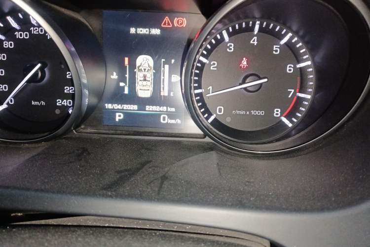 Used Land Rover Discovery Sport 2016 2.0T SE Odometer Close Up