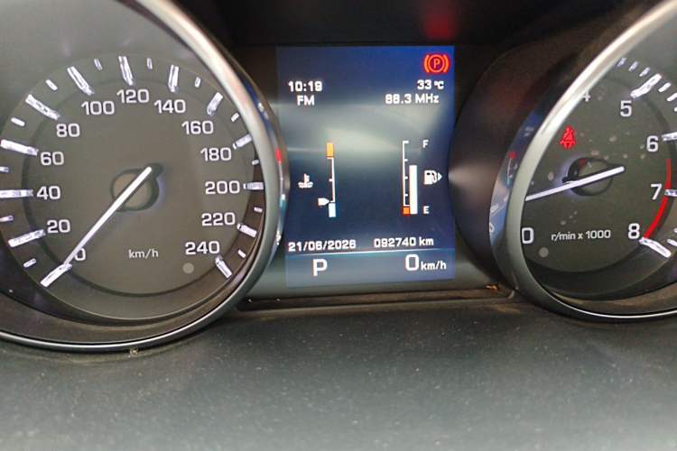 Used Land Rover Discovery Sport 2016 2.0T SE Odometer Close Up