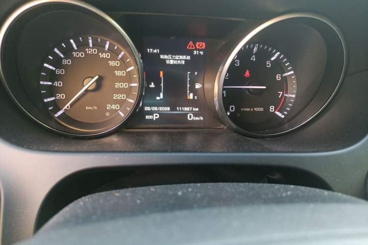Used Land Rover Discovery Sport 2016 2.0T SE Odometer Close Up