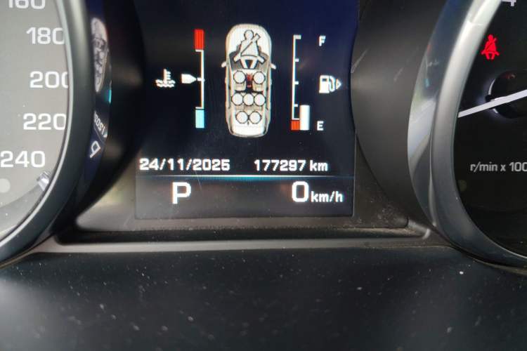 Used Land Rover Discovery Sport 2016 2.0T HSE Odometer Close Up