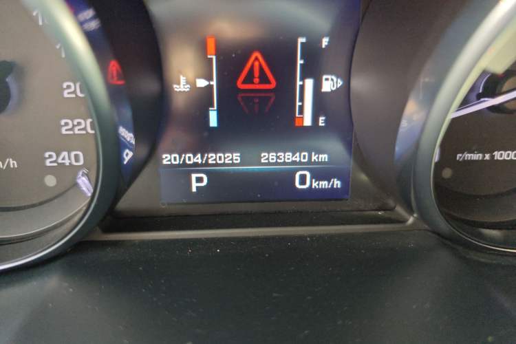 Used Land Rover Discovery Sport 2016 2.0T S Odometer Close Up