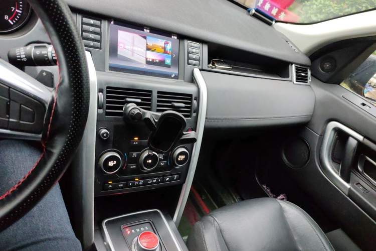 Used Land Rover Discovery Sport 2016 2.0T S Audio And AC Panel