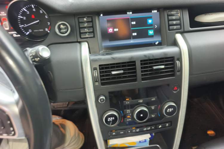 Used Land Rover Discovery Sport 2016 2.0T SE Audio And AC Panel