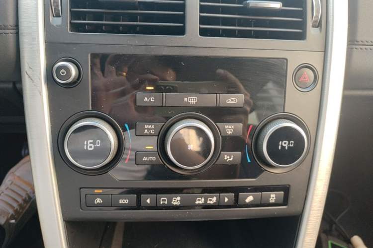 Used Land Rover Discovery Sport 2016 2.0T SE Audio And AC Panel