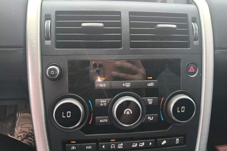 Used Land Rover Discovery Sport 2016 2.0T SE Audio And AC Panel