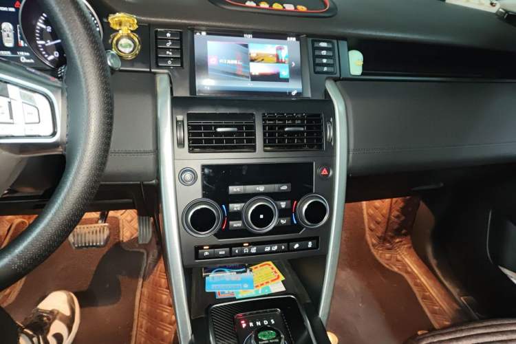 Used Land Rover Discovery Sport 2016 2.0T SE Audio And AC Panel