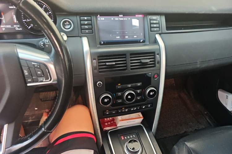 Used Land Rover Discovery Sport 2016 2.0T SE Audio And AC Panel