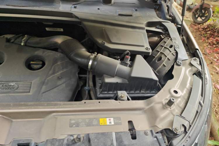 Used Land Rover Discovery Sport 2016 2.0T SE Engine Bay Left