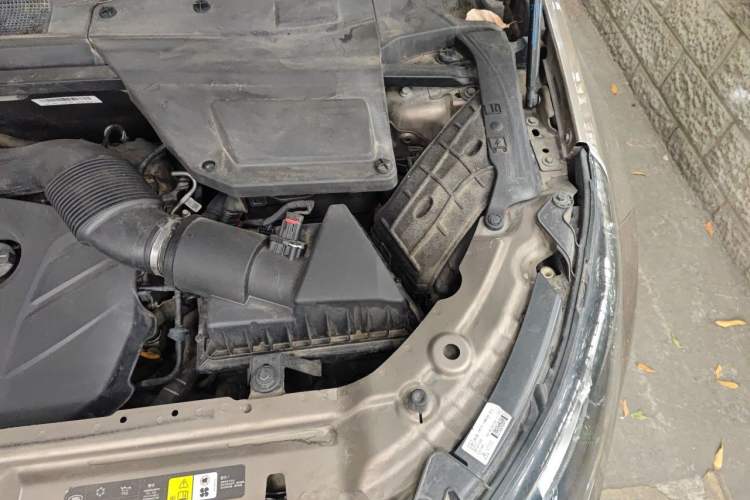 Used Land Rover Discovery Sport 2016 2.0T SE Engine Bay Left