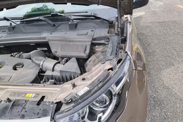 Used Land Rover Discovery Sport 2016 2.0T HSE Engine Bay Left