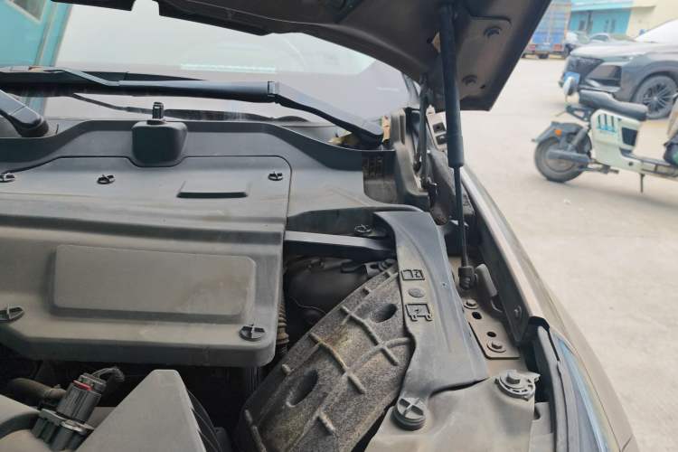 Used Land Rover Discovery Sport 2016 2.0T S Engine Bay Left