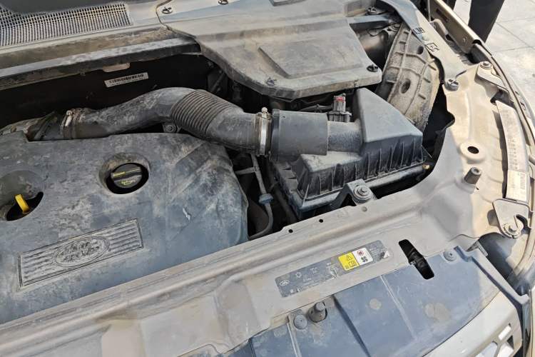 Used Land Rover Discovery Sport 2016 2.0T SE Engine Bay Left