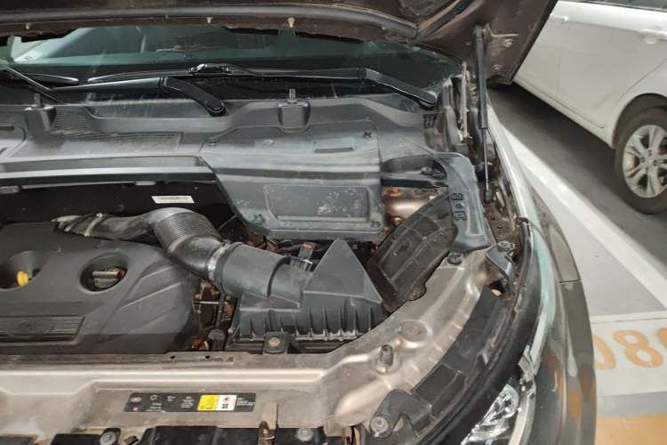 Used Land Rover Discovery Sport 2016 2.0T SE Engine Bay Left