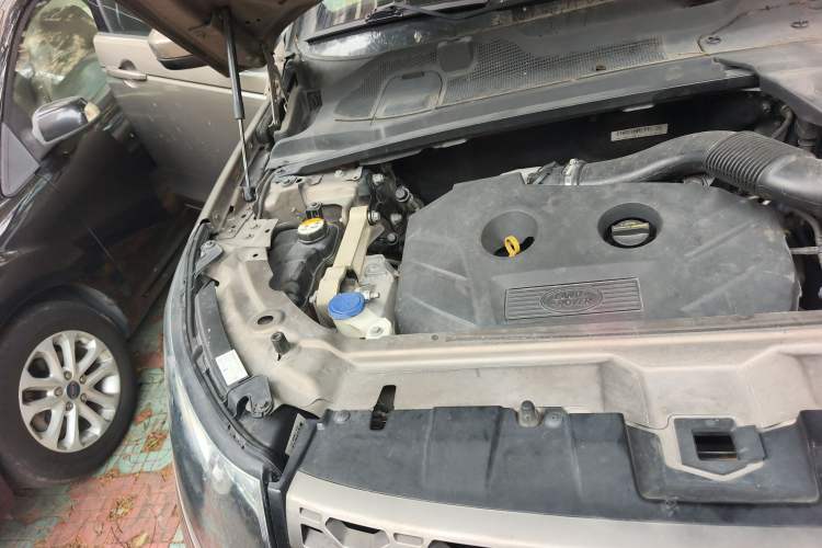 Used Land Rover Discovery Sport 2016 2.0T SE Engine Bay Right