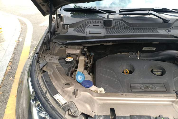 Used Land Rover Discovery Sport 2016 2.0T SE Engine Bay Right