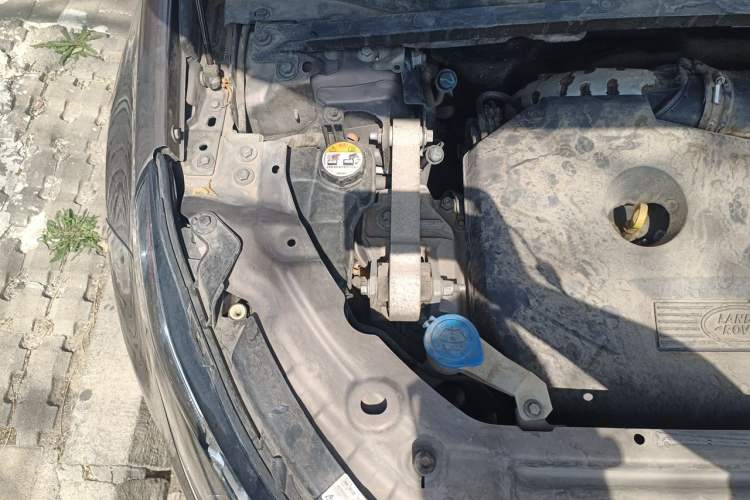 Used Land Rover Discovery Sport 2016 2.0T SE Engine Bay Right