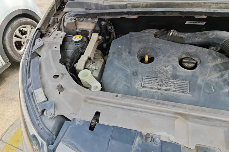 Used Land Rover Discovery Sport 2016 2.0T SE Engine Bay Right