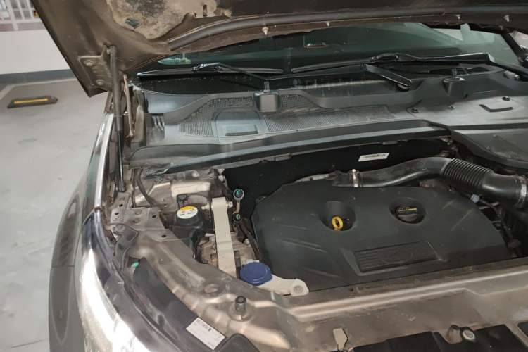 Used Land Rover Discovery Sport 2016 2.0T SE Engine Bay Right