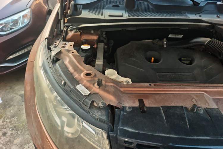 Used Land Rover Discovery Sport 2016 2.0T SE Engine Bay Right